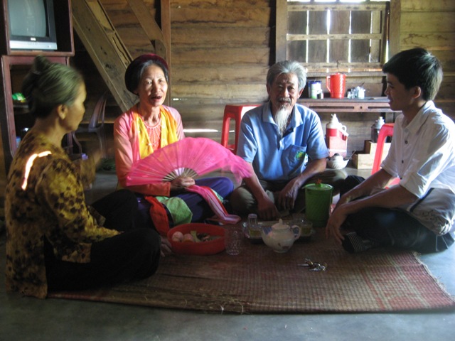 Sau những giờ lao động mệt mỏi, các thành viên CLB chèo Ea Huar ngồi lại với nhau, trao đổi, hát cho nhau nghe điệu chèo quê hương.