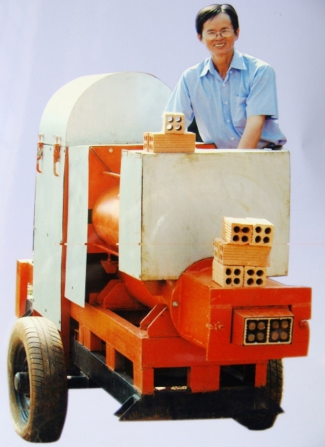 Kỹ sư Thịnh và máy đùn gạch cải tiến.