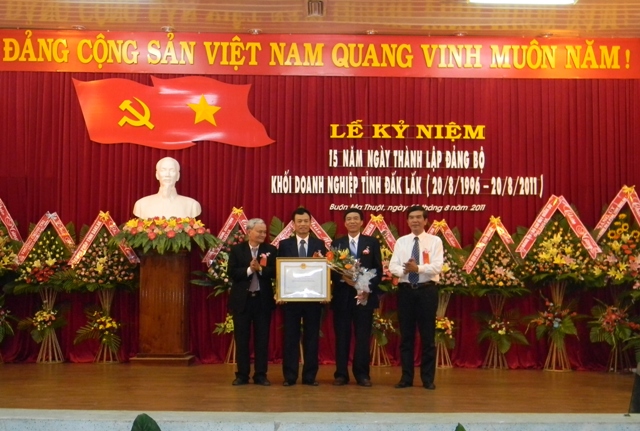 Với những thành tích đã đạt được, Đảng bộ khối Doanh nghiệp Dak Lak vinh dự được Thủ tướng Chính phủ tặng Bằng khen