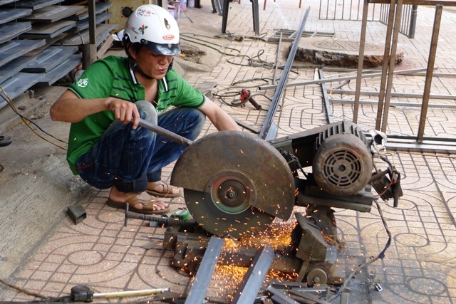 Nguyễn Văn Xô (xã Ea Kly, huyện Krông Pak) sau khi học nghề cơ khí đã mở tiệm làm cửa sắt mang lại hiệu quả kinh tế cao.