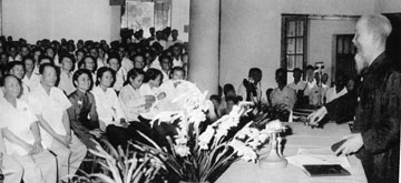 Tại Đại hội lần thứ III những người viết báo Việt Nam, Chủ tịch Hồ Chí Minh căn dặn: Cán bộ báo chí cũng là chiến sĩ cách mạng, cây bút, trang giấy là vũ khí sắc bén của họ (8-9-1962).      Ảnh: T.L