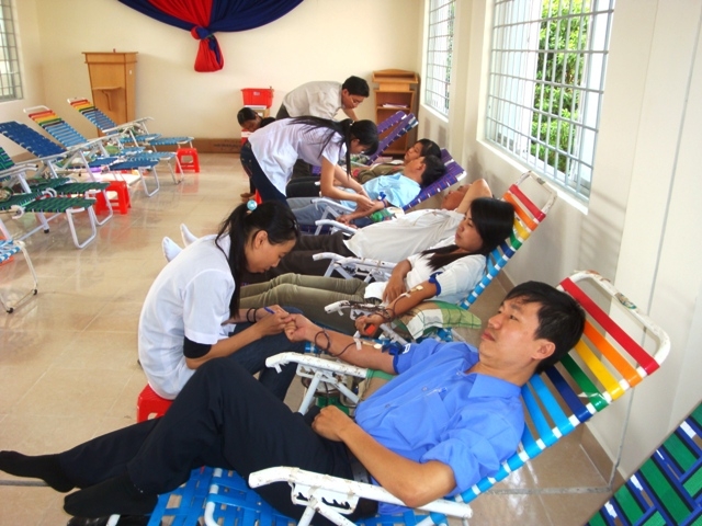 Một buổi hiến máu nhân đạo tại huyện Ea Kar.