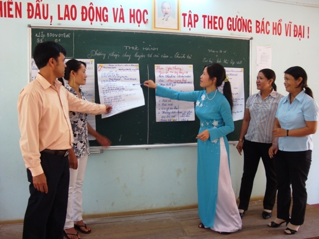 Giáo viên dạy tiếng Êđê các trường thảo luận nhóm về đổi mới phương pháp giảng dạy.