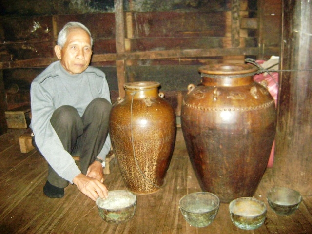 Già Y Tuyết Niê bên những "chén thần" và "ché thần" được tổ tiên truyền lại cách đây gần 300 năm.