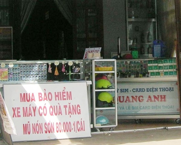 Thương hiệu Nón Sơn được "mượn" để quảng cáo bảo hiểm xe máy.