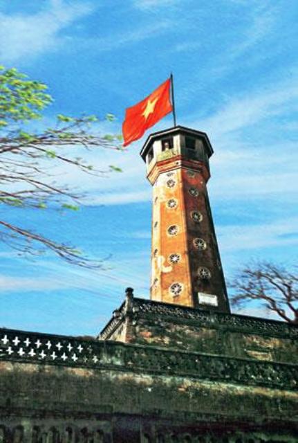 Lá cờ đỏ sao vàng: Lá cờ đỏ sao vàng được coi là “trái tim của dân tộc”. Nó đại diện cho tinh thần yêu nước và sự đoàn kết của người Việt. Thông qua lá cờ này, người dân Việt Nam gửi gắm thông điệp về quyết tâm và tinh thần đấu tranh của mình để xây dựng một đất nước giàu mạnh.