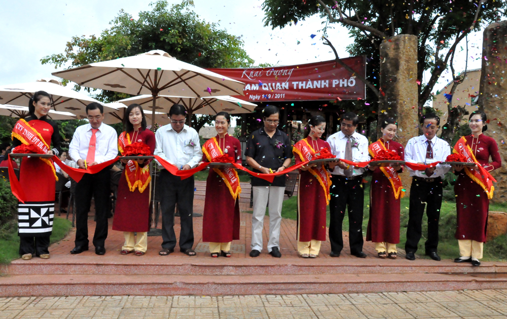 Cắt băng khai trương dịch vụ xe ngựa tham quan TP. Buôn Ma Thuột