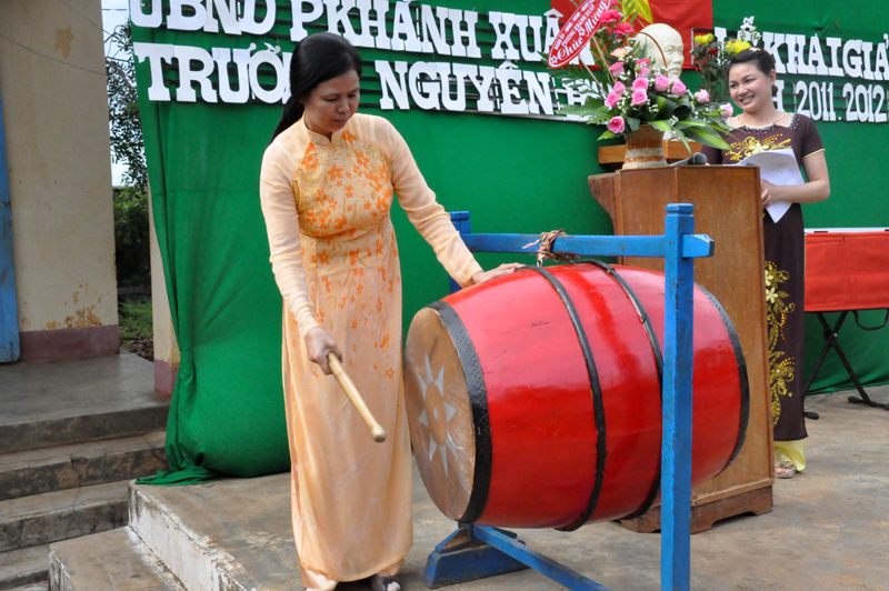 Cô hiệu trưởng Nguyễn Thị Vững đánh hồi trống khai giảng năm học mới