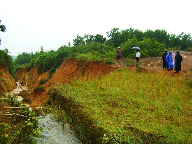 Ban Chỉ huy PCBL-GNTT huyện M’Drak kiểm tra mức độ sạt lở ở đập thôn 8 (xã Ea Riêng) trong đợt mưa lũ năm 2010.