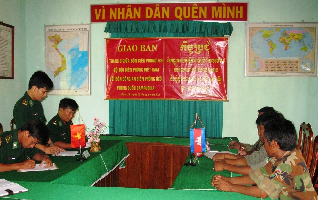 Đồn 739 giao ban với Đồn Ô Rô (Vương quốc Cam-pu-chia) tháng 9-2011.