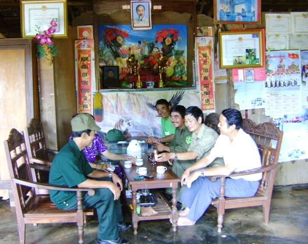 Công an xã Bình Hòa (huyện Krông Ana) trao đổi công tác với Ban tự quản thôn 2.