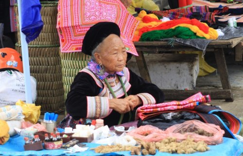 Cụ bà này thì bán các loại thuốc chữa bệnh gia truyền