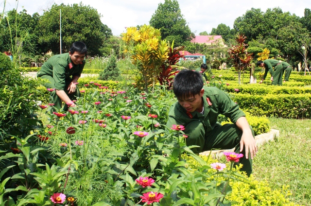 Bộ đội Đoàn M98 chăm sóc vườn hoa, cây cảnh.