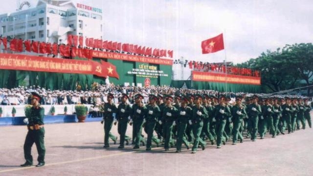Ảnh bên: Lực lượng vũ trang tỉnh diễu binh tại Lễ kỷ niệm 35 năm Chiến thắng Buôn Ma Thuột.
