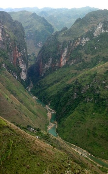 Vách đá này chính là điểm nhấn của đèo Mã Pí Lèng, nơi dòng Nho Quế chảy xuyên qua vách núi