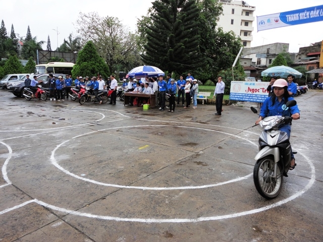 Cuộc thi lái xe an toàn thu hút đông đảo người xem dù diễn ra dưới mưa