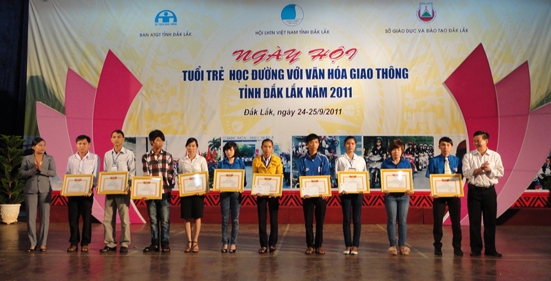 Trao giải thi vẽ tranh biếm họa, cổ động tuyền truyền chủ đề an toàn giao thông