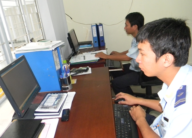 Cán bộ Cục Hải quan Dak Lak tiếp nhận và xử lý thông tin khai báo của doanh nghiệp trên hệ thống thủ tục HQĐT