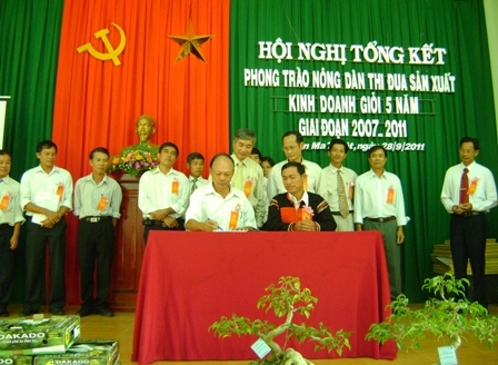 ký giao ước thi đua.JPG