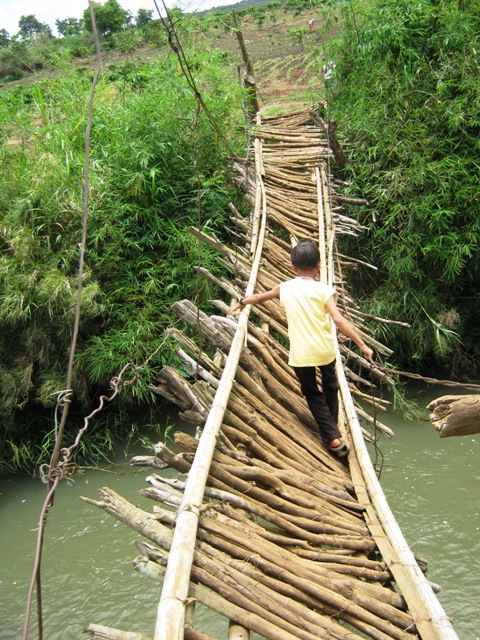 Ngày ngày đi làm người dân thôn Bình Minh vẫn phải qua lại trên những cây cầu khỉ tạm bợ này.