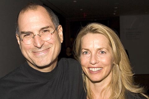 Steve Jobs và vợ - Laurene Powell. Ảnh chụp tháng 12-2005.