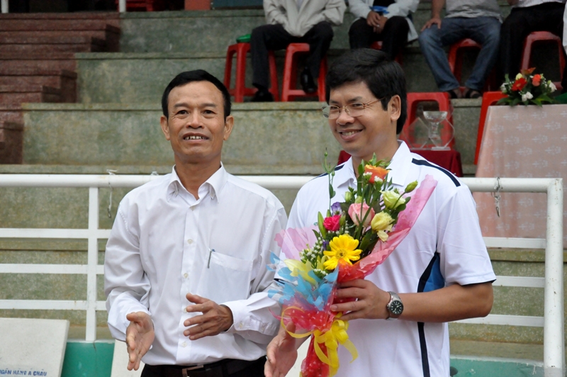 Ban tổ chức tặng hoa cho đại diện Ngân hàng Thương mại Cổ phần Ngoại thương Việt Nam Chi nhánh Dak Lak, đơn vị tài trợ giải