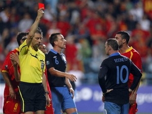 Dù Rooney phải nhận thẻ đỏ nhưng đội tuyển Anh vẫn đoạt vé vào vòng chung kết