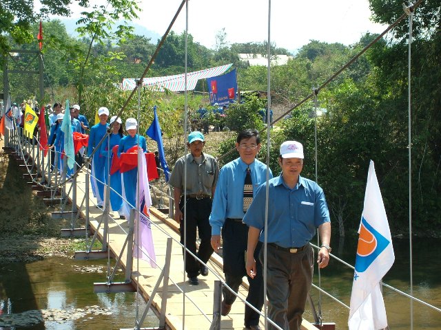 Cầu treo ở buôn Liêng Ông ở huyện Lak được xây dựn
