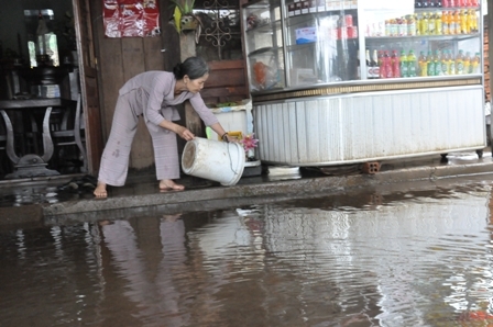 Trong số hơn 20 hộ dân bị ngập thì gia đình ông Nguyễn Quang Châu bị ngập nặng nhất