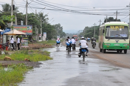 Không chỉ gây ảnh hưởng đến các hộ dân, nước cũng ứ đọng, tràn ra gần nửa mặt đường QL14, gây rất nhiều khó khăn cho các phương tiện tham gia giao thông