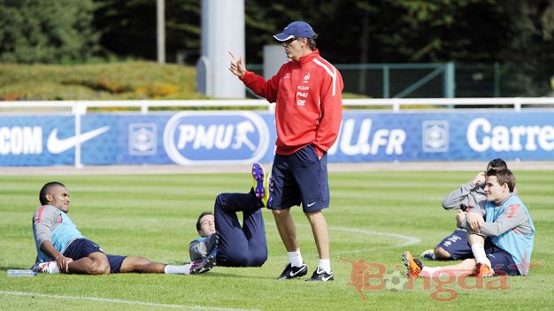 HLV Laurent Blanc đang gặp khó khăn về lực lượng trong trận đấu quyết định