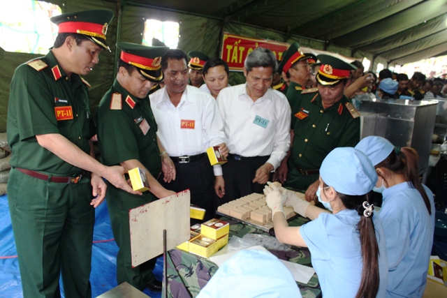 Lãnh đạo Bộ Tư lệnh Quân khu 5 và lãnh đạo Tỉnh ủy, UBND tỉnh Dak Lak tham quan dây chuyền sản xuất lương khô.