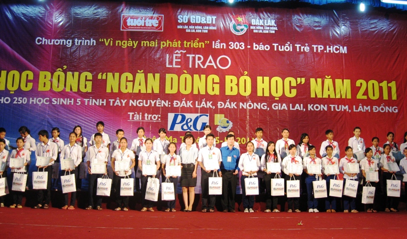 Trao học bổng tặng các em học sinh vượt khó, học giỏi của 5 tỉnh Tây Nguyên.