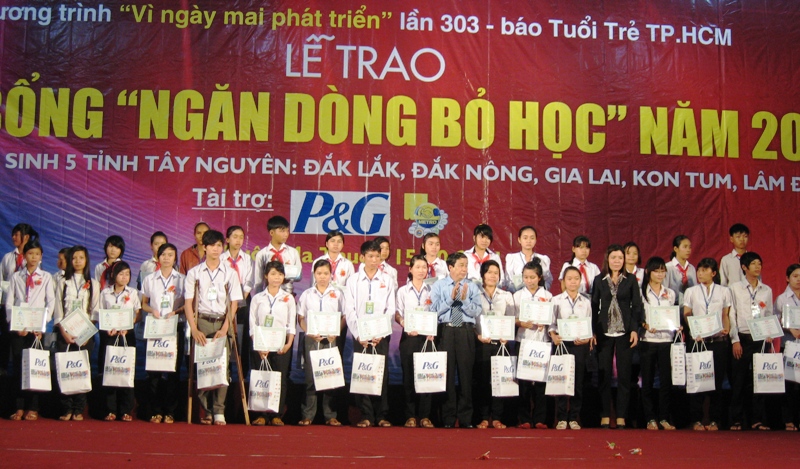 50 em học sinh THPT và THCS của Dak Lak được nhận học bổng