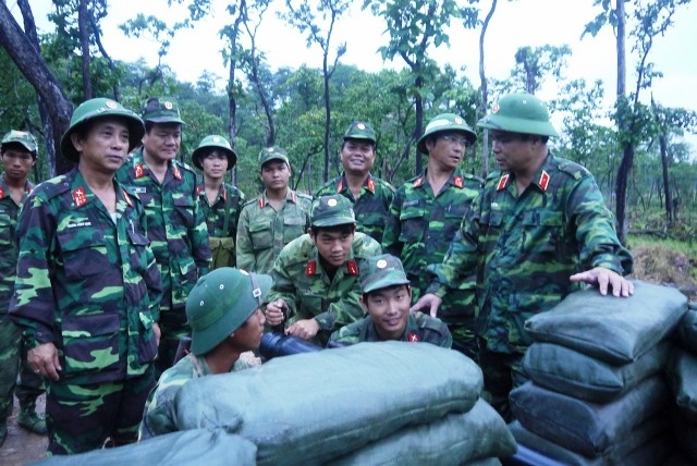 Thiếu tướng Lê Chiêm, Tư lệnh Quân khu  và các đồng chí trong Ban chỉ đạo PT-11 động viên chiến sĩ khẩu đội DKZ.