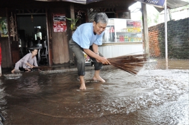 Mỗi khi mưa xuống, nước tràn vào nhà gây khó khăn cho đời sống người dân.