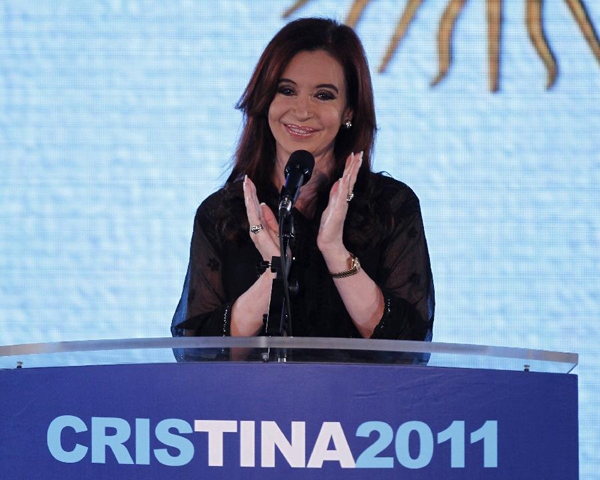 Tổng thống Argentina Cristina Fernandez de Kirchner hoan nghênh ủng hộ của mình sau khi chiến thắng trong cuộc bầu cử toàn quốc tổng thống ở Buenos Aires 23 Tháng 10