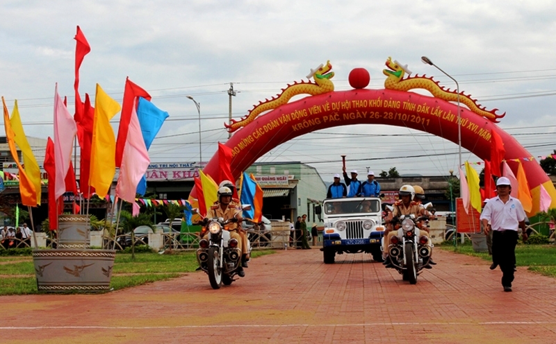 Ngọn lửa truyeeng thống của hội thao đang tiến vào Quảng trường huyện Krông Pak