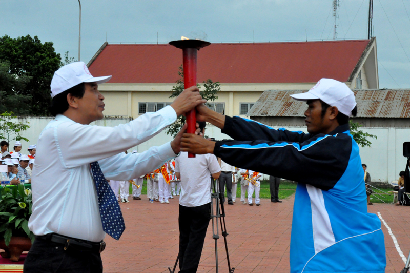 Phó Bí thư Thường trực Tỉnh ủy, Trưởng ban tổ chức giải Hoàng Trọng Hải tiếp ngon lửa truyền thống từ tay các VĐV