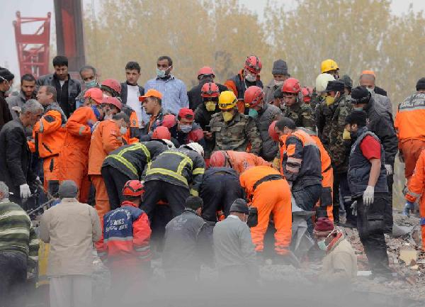Các nhân viên cứu hộ đang tiếp tục nỗ lực tìm kiếm nạn nhân vụ động đất