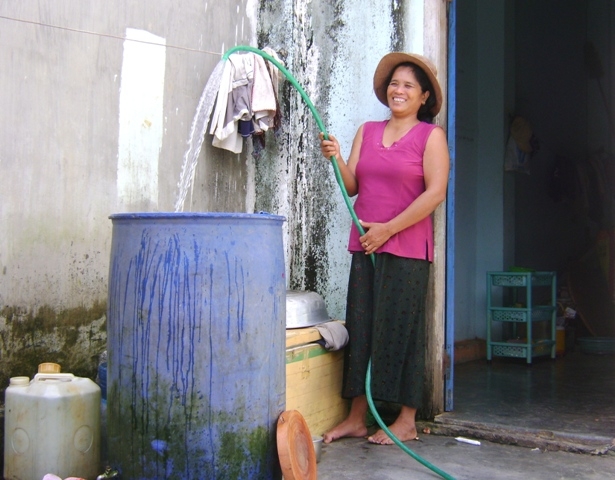 Gia đình chị H’Hinh Niê ở buôn Cư Phiang đăng ký đấu nối sử dụng nước tại công trình CNTT xã Hòa Phong (huyện Krông Bông) từ đầu năm 2010.