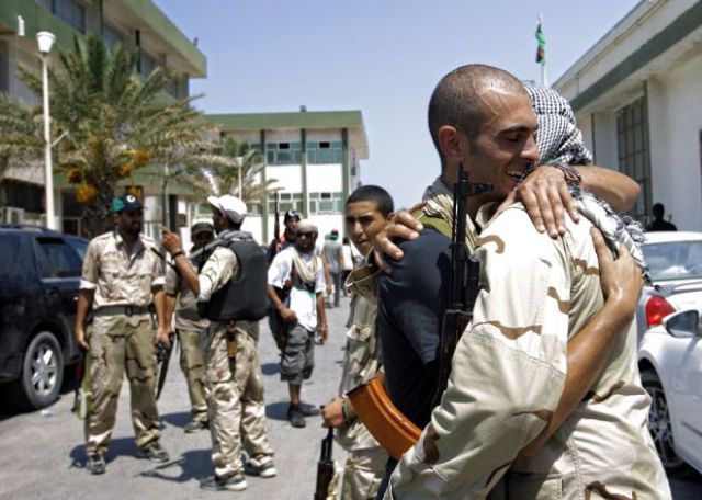 Các tay súng của phe nổi dậy vui mừng chiến thắng tại một căn cứ quân sự cũ ở Thủ đô Tripoli, Lybia. (Nguồn Internet)