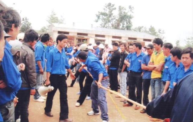 Đoàn viên thanh niên xã Cư Pơng tổ chức hội thao.