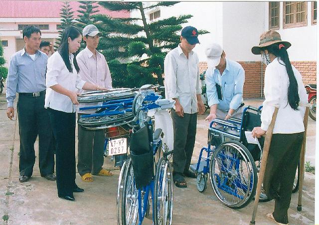Hội CTĐ huyện Ea Kar trao xe lăn tặng người tàn tật.