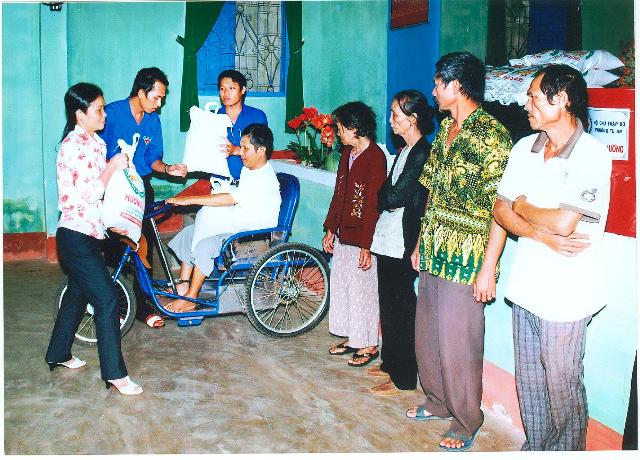 Hội Chữ thập đỏ TP. Buôn Ma Thuột trao Hũ gạo tình thương tặng các địa chỉ nhân đạo ở phường Tự An.
