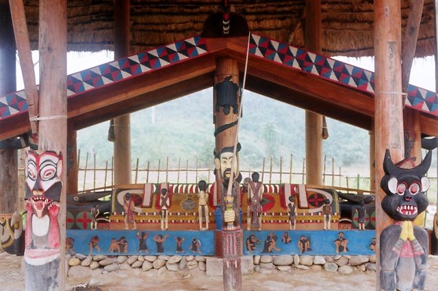 Tại nhà mồ Khu nhà làng truyền thống huyện Tây Giang tỉnh Quảng Nam ở lối vào là cặp mặt nạ ma thuật được bố trí ngay ở mặt trước của nhà mồ.