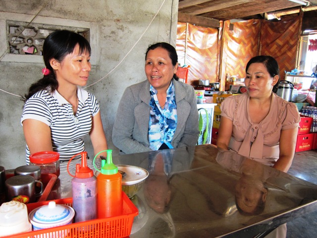 Chị H’ Em Hmok (giữa), thường xuyên chuyện trò để hiểu hơn về tâm tư nguyện vọng của hội viên phụ nữ trên địa bàn.