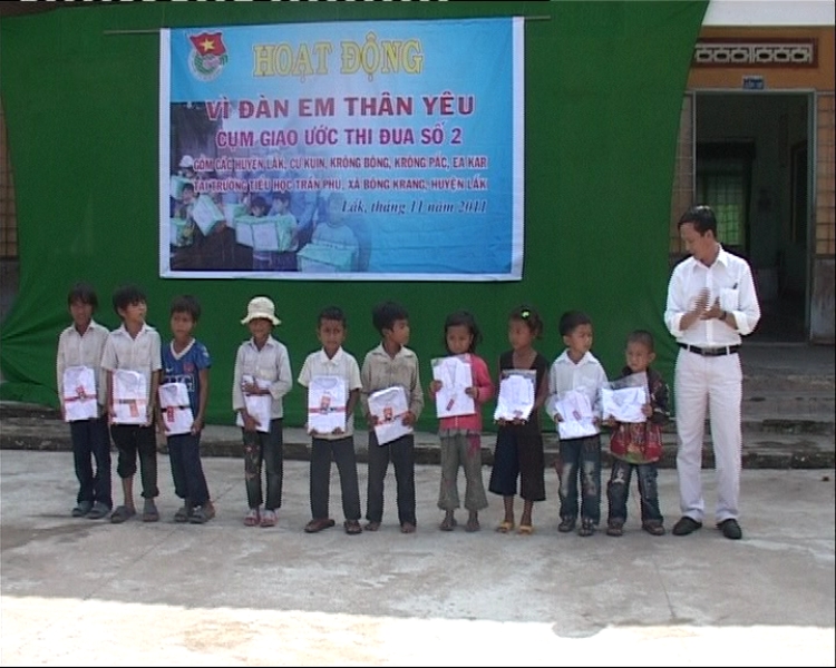 ĐVTN hớt tóc, cắt móng tay cho các em