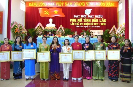 Ba2ng khen TƯ HPNVN ca nhan xuat sac.JPG
