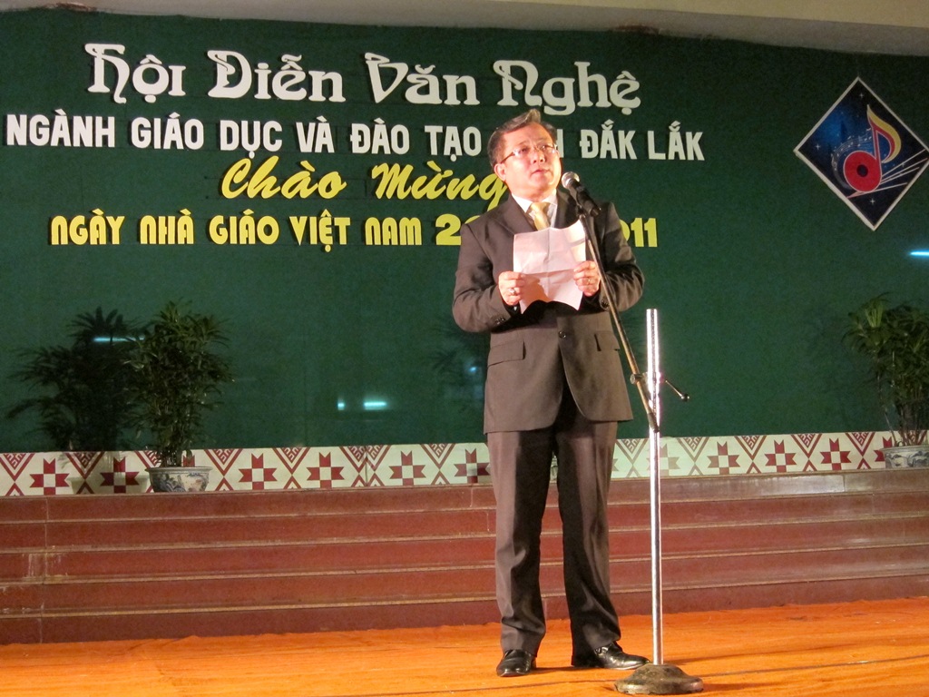 Giám đốc Sở GD-ĐT Phan Hồng đọc diễn văn khai mạc đêm công diễn